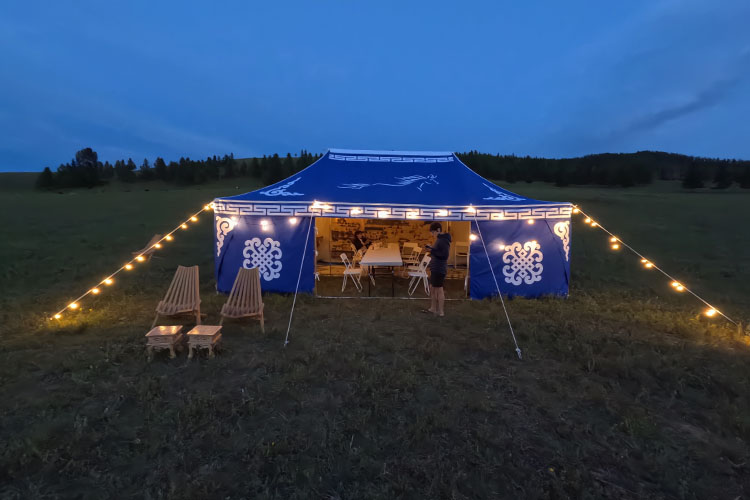 Repas préparés par notre chef dans la grande tente de Naadam du camp - Voyage à cheval premium en Mongolie